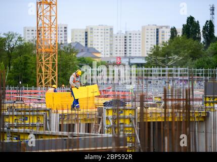 Potsdam, Deutschland. Mai 2020. Die Baustelle Havel Quartier Potsdam (HQP) in der Nähe des Potsdamer Hauptbahnhofs vor der Kulisse der vorgefertigten Betonplatten-Gebäude an der Neustadt Havel Bucht. Bis 2025 wird am Ufer der Havel ein Quartier mit Wohnungen und Büros, einem Hotel, Geschäften und Restaurants errichtet. Die Baustelle der Speicherstadt Nord ist das größte Bauprojekt der Stadt. Quelle: Soeren stache/dpa-Zentralbild/ZB/dpa/Alamy Live News Stockfoto