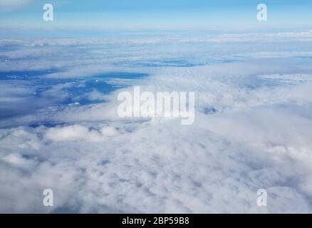 Flug über Cumulus Wolken im Winter Stockfoto