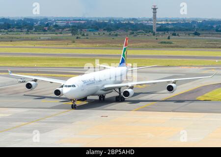 South African Airways Airbus A340 am Flughafen O. R. Tambo. Fluggesellschaft in finanziellen Schwierigkeiten ohne staatliche Hilfe. A340-300-Flugzeuge, registriert als ZS-SXG. Stockfoto