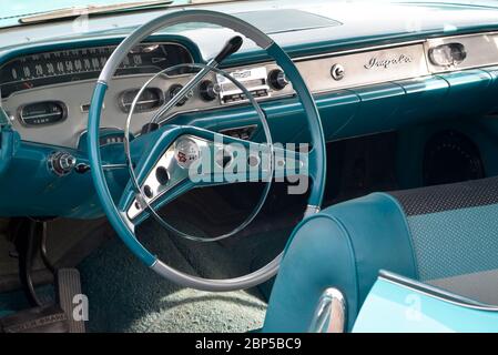 Turquoise 1958 Chevrolet Impala Coupé Armaturenbrett von links gesehen Stockfoto