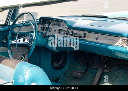 Turquoise 1958 Chevrolet Impala Coupé Armaturenbrett von rechts gesehen Stockfoto