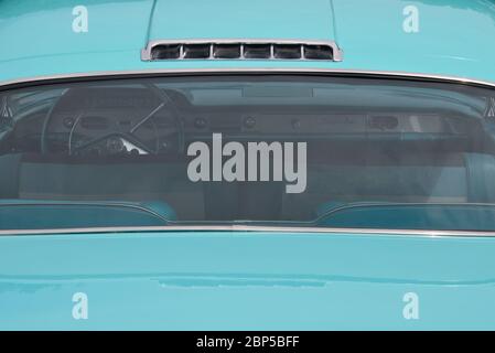 Turquoise 1958 Chevrolet Impala Coupé Hintergrundbeleuchtung und Dachlöffel Stockfoto