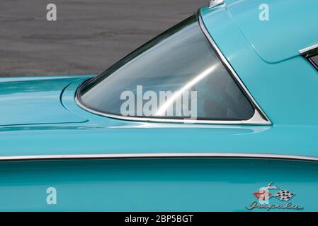 Turquoise 1958 Chevrolet Impala Coupé-Wraparound-Hintergrundbeleuchtung Stockfoto