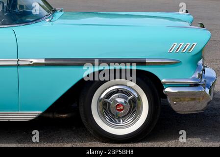 Turquoise 1958 Chevrolet Impala Vorderradkotflügel Stockfoto