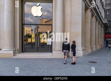 Barcelona, Spanien. Mai 2020. Zwei Personen sind zu sehen, die Schilder an der Tür des Apple-Stores lesen.die Umweltgruppe, die als Extinction Rebellion Barcelona bekannt ist, führte während der Covid-19 eine Aktion mit Plakaten an der Tür des Flaggenladens von Apple Inc. Durch. Quelle: SOPA Images Limited/Alamy Live News Stockfoto