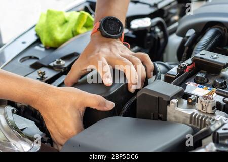 Nahaufnahme der Hände, die den Motor reparieren. Den Filter im Auto auswechseln, Nahaufnahme. Stockfoto
