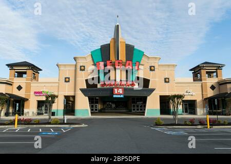 Ein Logo-Schild vor einem Regal Cinemas Kino Ort in Richmond, Virginia am 13. Mai 2020. Stockfoto