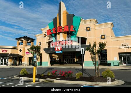 Ein Logo-Schild vor einem Regal Cinemas Kino Ort in Richmond, Virginia am 13. Mai 2020. Stockfoto