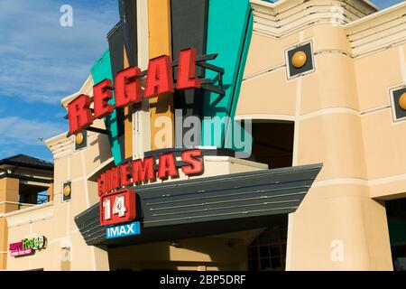 Ein Logo-Schild vor einem Regal Cinemas Kino Ort in Richmond, Virginia am 13. Mai 2020. Stockfoto