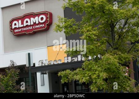 Ein Logo-Schild vor einem Kino im Alamo Drafthouse Cinema in Charlottesville, Virginia am 13. Mai 2020. Stockfoto