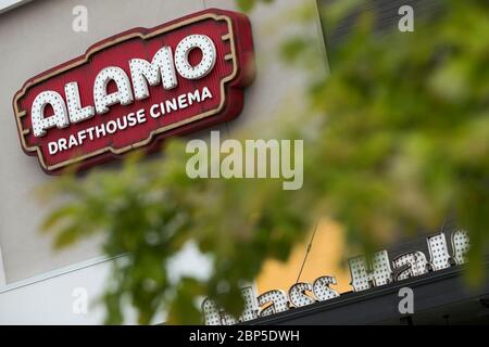 Ein Logo-Schild vor einem Kino im Alamo Drafthouse Cinema in Charlottesville, Virginia am 13. Mai 2020. Stockfoto