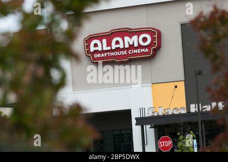 Ein Logo-Schild vor einem Kino im Alamo Drafthouse Cinema in Charlottesville, Virginia am 13. Mai 2020. Stockfoto