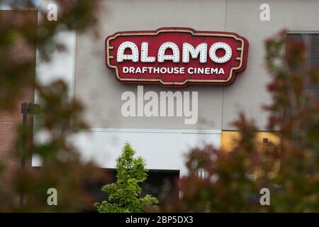 Ein Logo-Schild vor einem Kino im Alamo Drafthouse Cinema in Charlottesville, Virginia am 13. Mai 2020. Stockfoto