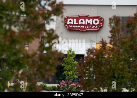 Ein Logo-Schild vor einem Kino im Alamo Drafthouse Cinema in Charlottesville, Virginia am 13. Mai 2020. Stockfoto