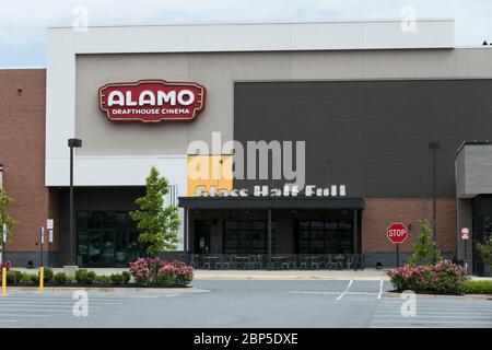 Ein Logo-Schild vor einem Kino im Alamo Drafthouse Cinema in Charlottesville, Virginia am 13. Mai 2020. Stockfoto