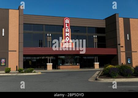 Ein Logo-Schild vor einem der Alamo Drafthouse Cinema Kino Ort in Winchester, Virginia am 13. Mai 2020. Stockfoto