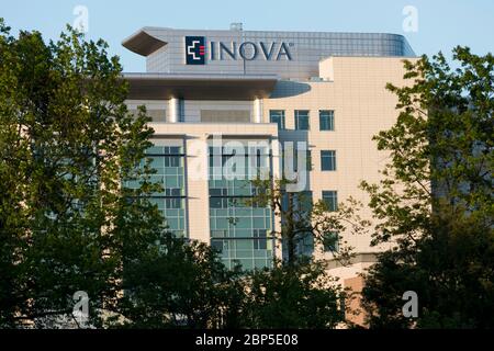 Ein Logo-Schild vor dem Inova Loudoun Hospital in Leesburg, Virginia am 13. Mai 2020. Stockfoto