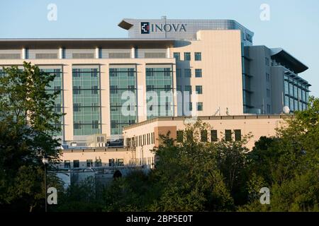 Ein Logo-Schild vor dem Inova Loudoun Hospital in Leesburg, Virginia am 13. Mai 2020. Stockfoto