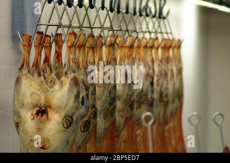 Lamm hängt an Fleischhaken bei einem Großhändler Stockfoto