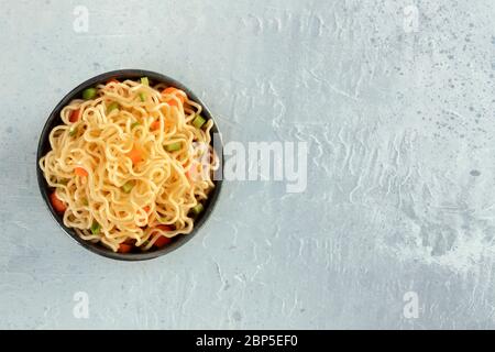 Instant-Nudeln mit Karotten und Schalotten, Gemüse Soba Schüssel, Overhead-Shot mit Copyspace Stockfoto