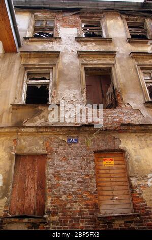 Verödltes Gebäude im alten jüdischen Viertel Kazimierz, Krakau, Polen mit gebrochenen Fenstern und freiliegenden Mauerwerk Stockfoto