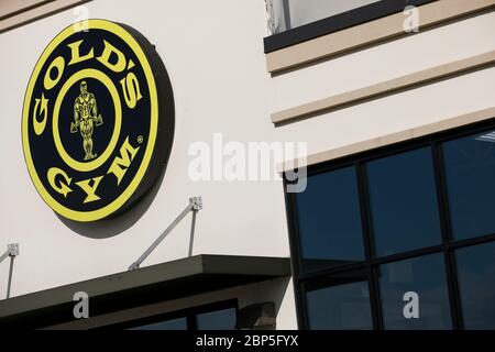 Ein Logo-Schild vor einem Gold's Gym Standort in Midlothian, Virginia am 13. Mai 2020. Stockfoto