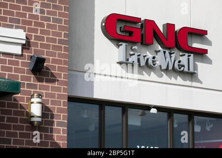 Ein Logo-Schild vor einem Einzelhandelsgeschäft in einem General Nutrition Centers (GNC) in Midlothian, Virginia, am 13. Mai 2020. Stockfoto