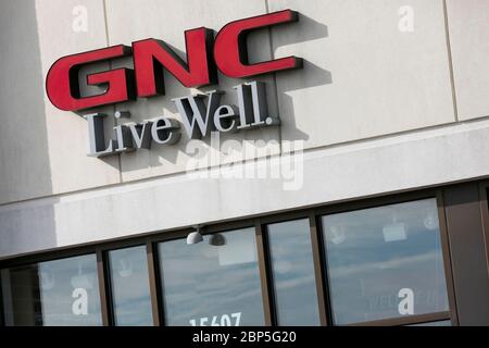 Ein Logo-Schild vor einem Einzelhandelsgeschäft in einem General Nutrition Centers (GNC) in Midlothian, Virginia, am 13. Mai 2020. Stockfoto