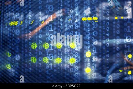 Binäre Code Matrix digitale Internet-Technologie-Konzept auf Serverraum Hintergrund. Stockfoto