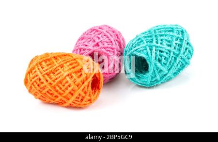 Bunte Wollkugeln auf weißem Hintergrund. Stockfoto