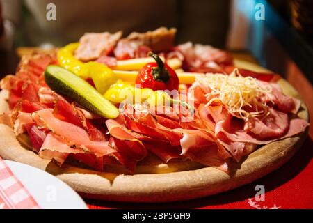 Eine typische tiroler gemischte kalte Platte auf einem Holzbrett serviert Stockfoto