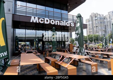 Kiew, Ukraine, 15. Mai 2020, leere isolierte Tische bei mcdonalds Stockfoto