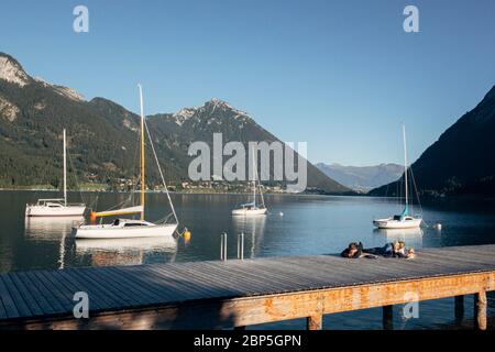 Menschen entspannen auf einer Seebrücke am Achensee, Tirol, Österreich Stockfoto