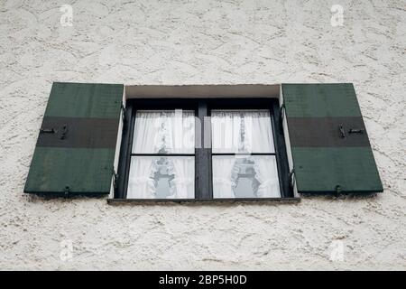 Grün-schwarz gestreiftes Fensterfenster eines traditionellen bayerischen Hauses in Garmisch-Partenkirchen Stockfoto