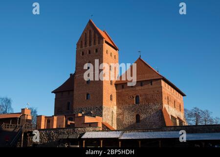 Blick auf den roten Backsteinpalast des Trakai Island Castle, Blick vom Innenhof. In Litauen. Stockfoto