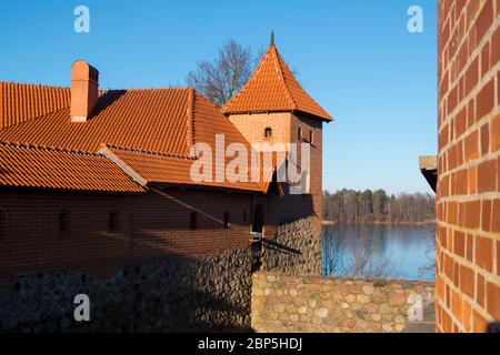 Blick auf das Äußere des Trakai Island Castle an einem Wintertag. Nach außen schauend, nach innen den See. In Litauen. Stockfoto