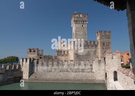 Italien, Lombardei - August 05 2018: Die Ansicht der Scaliger-Burg am 05 2018. August in Sirmione, Italien. Stockfoto