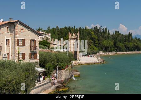 Italien, Lombardei - August 05 2018: Der Blick auf die Altstadt von Sirmione am Rande des Gardasees am 05 2018. August in Sirmione, Italien. Stockfoto