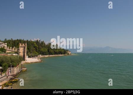 Italien, Lombardei - August 05 2018: Der Blick auf die Altstadt von Sirmione am Rande des Gardasees am 05 2018. August in Sirmione, Italien. Stockfoto