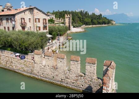 Italien, Lombardei - August 05 2018: Der Blick auf die Altstadt von Sirmione am Rande des Gardasees am 05 2018. August in Sirmione, Italien. Stockfoto