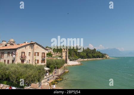 Italien, Lombardei - August 05 2018: Der Blick auf die Altstadt von Sirmione am Rande des Gardasees am 05 2018. August in Sirmione, Italien. Stockfoto