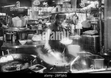 Singapur - 07. September 2019: Lächelnder Straßenhändler Verkäufer des chinesischen Standes in Lau Pa Sat, Telok Ayer Market Hawker Center, schwarz und weiß Stockfoto