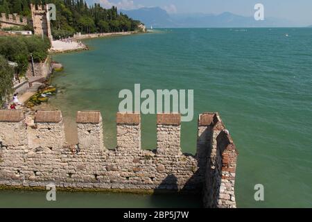 Italien, Lombardei - August 05 2018: Der Blick auf die Altstadt von Sirmione am Rande des Gardasees am 05 2018. August in Sirmione, Italien. Stockfoto