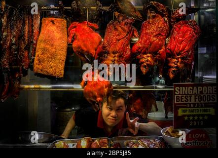 Singapur - 07. September 2019: Lächelnder Straßenverkäufer von traditionellen chinesischen gebratenen Entenhawker Stall in Lau Pa Sat, Telok Ayer Market Hawker Center Stockfoto