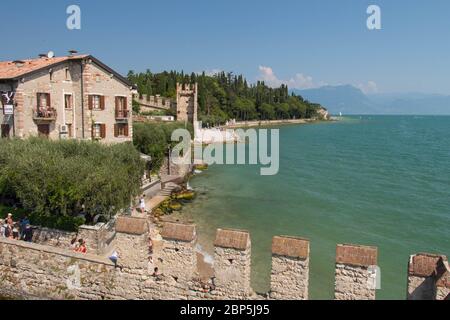 Italien, Lombardei - August 05 2018: Der Blick auf die Altstadt von Sirmione am Rande des Gardasees am 05 2018. August in Sirmione, Italien. Stockfoto