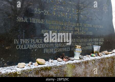 Details auf dem schwarzen Granitmarker, der an den Ort erinnert, an dem alle jüdischen Männer aus der Stadt hingerichtet wurden. In Eišiškės, Litauen. Die Stadt i Stockfoto