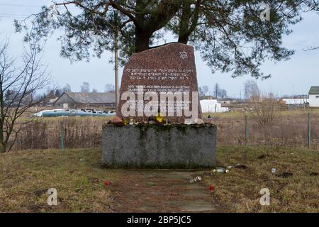 Der braune Granitmarker, der an den Ort erinnert, an dem alle jüdischen Frauen und Kinder aus der Stadt hingerichtet wurden. In Eišiškės, Litauen. Das Schlepptau Stockfoto