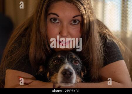 Mädchen posiert mit braunen Hund Blick auf Kamera Stockfoto