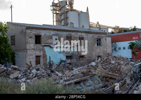Eingestürzter Haus voller Schutt Stockfoto
