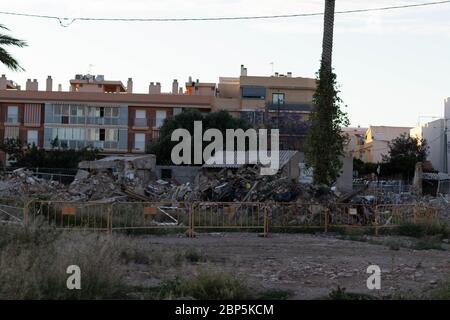 Eingestürzter Haus voller Schutt in der Stadt Stockfoto